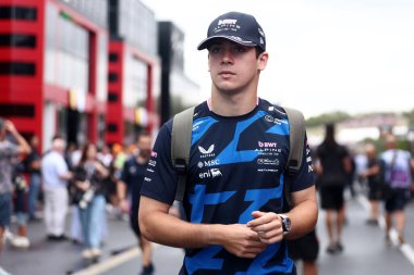 Alpine Formula 1 'den Franco Colapinto Macaristan F1 Grand Prix' sinden önce otlakta .