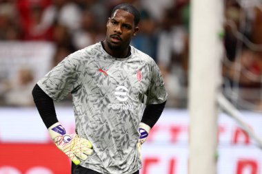 Ac Milan 'dan Mike Maignan, 17 Ağustos 2025 tarihinde İtalya' nın Milano kentinde oynanan 32 maçlık Coppa Italia Roundu öncesinde Ac Milan ve Ssc Bari Stadyumu Giuseppe Meazza 'da oynanan karşılaşmada ısındı. .