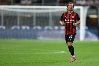 Ac Milan 'dan Luka Modriç, 17 Ağustos 2025 tarihinde İtalya' nın Milano kentinde oynanan 32 maçlık Coppa Italia Roundu 'nda Ac Milan ile Ssc Bari arasında oynanan Stadyum Giuseppe Meazza maçına bakıyor. .