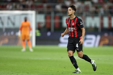 Ac Milan 'dan Samuele Ricci, 17 Ağustos 2025 tarihinde İtalya' nın Milano kentinde oynanan 32 maçlık Coppa Italia Round karşılaşmasında Ac Milan ve Ssc Bari 'yi izliyor. .