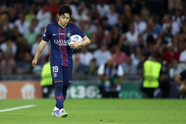 Paris Saint-Germain Fc takımından Lee Kang-in, UEFA Süper Kupa Finali 2025 'te Paris Saint-Germain Fc ile Tottenham Hotspur Fc arasında oynanan karşılaşmada topu kontrol etmektedir..