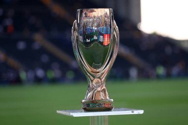 Uefa SuperCup kupası, UEFA Süper Kupa Finali 'nde Paris Saint-Germain Fc ile Tottenham Hotspur Fc arasında 13 Ağustos 2025 tarihinde İtalya' nın Udine kentinde oynanan karşılaşma öncesinde sergilenmektedir..