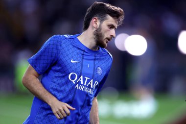 Paris 'ten Khvicha Kvaratskhelia Saint-Germain Fc, UEFA Süper Kupa Finali öncesi ısınma turunda Paris Saint-Germain Fc ile Tottenham Hotspur Fc arasında 13 Ağustos 2025' te İtalya 'nın Udine kentinde oynanan karşılaşma sırasında.