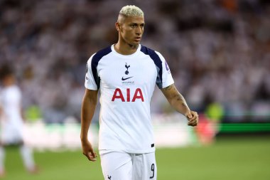 Tottenham Hotspur Fc takımından Richarlison de Andrade, UEFA Süper Kupa Finali 'nde Paris Saint-Germain Fc ile Tottenham Hotspur Fc arasında oynanan maçta 13 Ağustos 2025 tarihinde İtalya' nın Udine kentinde oynanan Udine şehrinde oynanan karşılaşmayı izliyor..