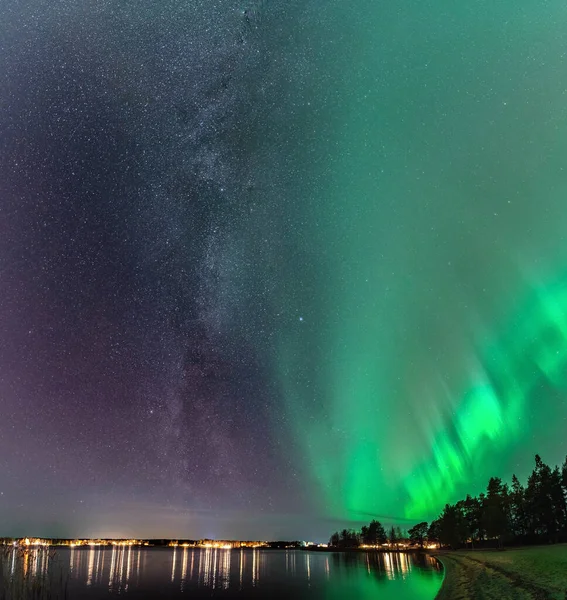Hisnande Vintergatans Galax Nära Aurora Naturskönt Vertikalt Foto Norrsken Över — Stockfoto