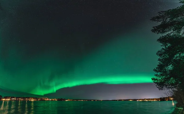 북극광 스웨덴 북부의 스탁스 펼쳐진 오로라 파노라마의 오로라는 표면에서 반사됩니다 — 스톡 사진