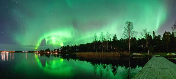 Захватывающая Ночная Широкая Панорама Сильных Зеленых Огней Танцующей Авроры Над — стоковое фото