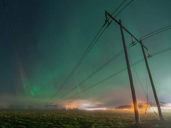 Schöne Nächtliche Polarlichter Über Doppelten Holzmasten Und Umspannwerk Herbstfeld Seitenansicht — Stockfoto