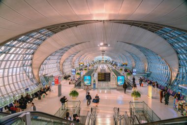 Suvarnabhumi Havaalanı 'ndaki yolcu terminalinin panoramik fotoğrafı. Yüksek bir bakış açısı. Covid Pandemy 'den bir ay önce, BANGKOK, THAILAND - 31 Aralık 2019