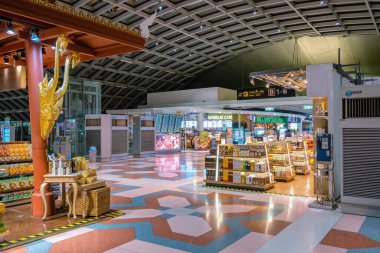Suvarnabhumi Havalimanı 'nda sayısız gümrüksüz mağaza, yüksek çözünürlük, yan görüş, BANGKOK, THAILAND - 31 Aralık 2019