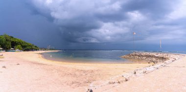 Şiddetli yağmur bulutları yaklaşırken, Sanur sahilinin, Bali 'nin, Endonezya' nın panorama fotoğrafı...