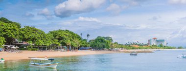 Sanur sahilinin kuzey kesimindeki manzaralı çok sığ kıyı, yağmurdan önce kara ağır bulutlar, Bali, Endonezya