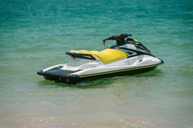 Deniz kıyısına yakın, güneşli bir günde, tropikal su sporlarına hazır beyaz bir jet..