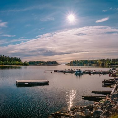 Huzurlu bir İskandinav deniz körfezinde güneşli bir gün. RATAN, İSVEÇ