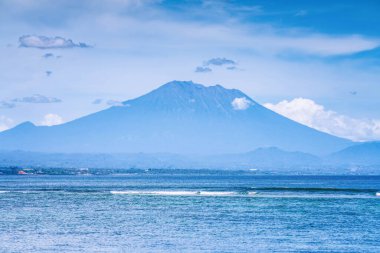 Sanur Sahili Bali Endonezya 'dan Agung Dağı volkan manzarası, açık gökyüzü, gündüz, uzak zoom manzarası