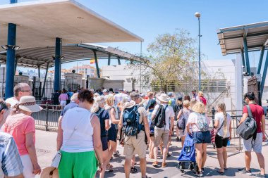 Turistler ve arabalar güneşli bir günde Cebelitarık sınır kapısında kuyruğa giriyorlar. GIBRALTAR, BİRLİK KINGDOM - 20 HAZİRAN 2022