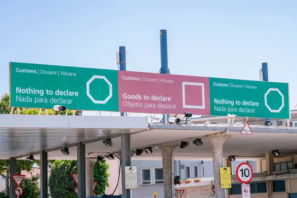 Turistler ve arabalar güneşli bir günde Cebelitarık sınır kapısında kuyruğa giriyorlar. GIBRALTAR, BİRLİK KINGDOM - 20 HAZİRAN 2022