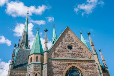 İsveç Stockholm 'deki Oscarskyrkan kilisesi kulelerini ve bakır çatısını gösteriyor. STOCKHOLM - 10 Temmuz 2022