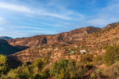 Gün batımında Stockholm 'ün şehir manzarasını yakalayan panoramik manzara, bir tren istasyonu, konut binaları, yemyeşil alanlar, ve arka planda biraz su, Stockholm, İsveç