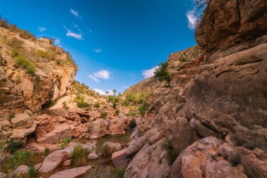 Gün batımında Stockholm 'ün şehir manzarasını yakalayan panoramik manzara, bir tren istasyonu, konut binaları, yemyeşil alanlar, ve arka planda biraz su, Stockholm, İsveç