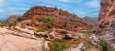 Gün batımında Stockholm 'ün şehir manzarasını yakalayan panoramik manzara, bir tren istasyonu, konut binaları, yemyeşil alanlar, ve arka planda biraz su, Stockholm, İsveç