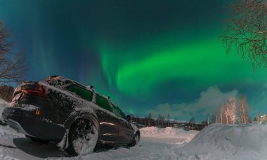 İnsanlar karla kaplı, yıpranmış, terk edilmiş evi terk ettiler. Kışlık çam ağaçları ve kar tozlu çalıların arasında dinlenen boyanmış boyalar, ıssızlığı ve zamanın geçişini anımsatıyordu. Kır tarafı, insanlar şehirlere taşınıyor. İsveç