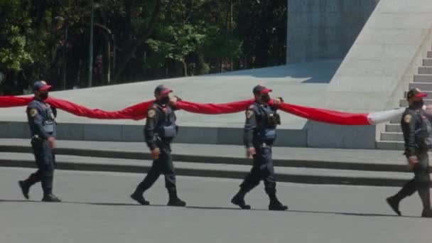 16毫米长的墨西哥剧团在Parque Bombilla竖立了一面巨大的国旗 — 图库视频影像