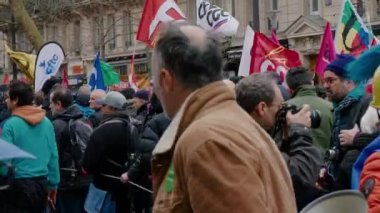 Paris, 28 Mart 2023: Fransız hükümetine karşı protesto