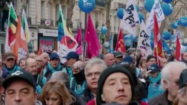 Paris, 28 Mart 2023: Fransız hükümetine karşı protesto