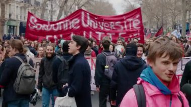 Paris, 28 Mart 2023: Fransız hükümetine karşı protesto