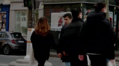 Paris 'te yaya geçidinde yaya.