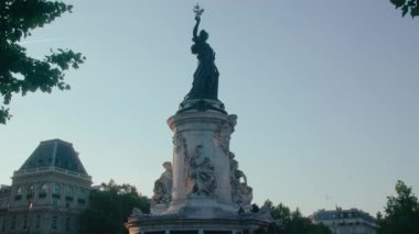 Paris, Fransa - 11 Haziran 2023: Cumhuriyet 'te sabahın erken saatleri