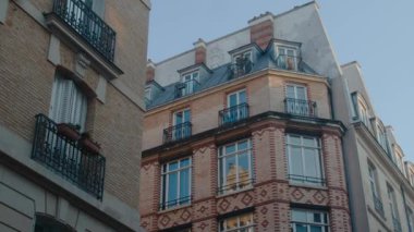 Paris, Fransa - 11 Haziran 2023: Montorgueil sokağında sabahın erken saatleri