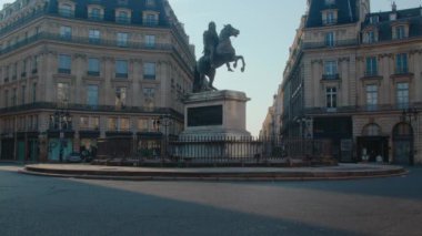 Paris, Fransa - 11 Haziran 2023: Place des victoires 'te sabahın erken saatleri