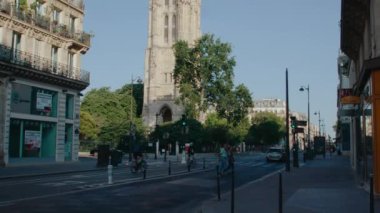 Paris, Fransa - 11 Haziran 2023: Chatelet 'te sabahın erken saatleri