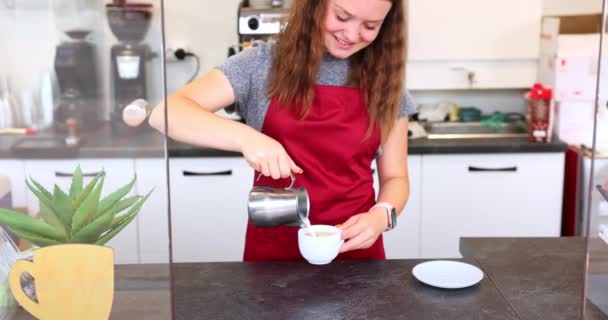 Menina Barista Jovem Bonito Café Faz Café Cappuccino Arte Latte — Vídeo de Stock