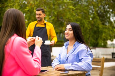 Genç, gülümseyen 30 'lu yaşların kadın blogcusu. Sokak köşesindeki kafede oturup, geç saatte kahve içerken rahatlıyor. Boş zamanların tadını çıkarıyor, başka tarafa bakıyor. Yüksek kalite fotoğraf