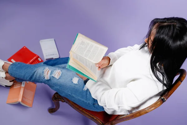 Foto Completa Una Mujer Negocios Sillón Lectura Cómoda Libro Favorito — Foto de Stock