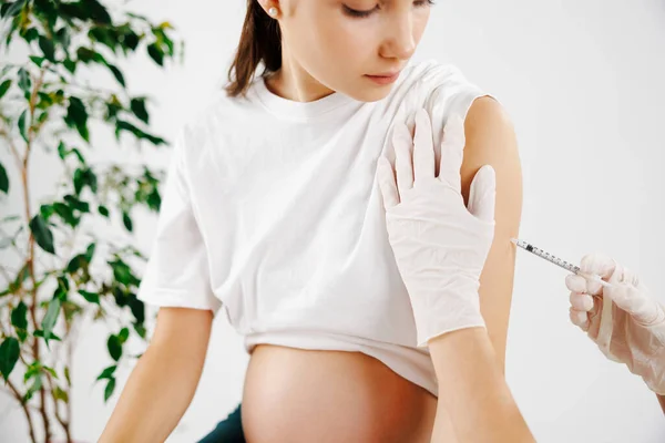 Médico Inyecta Una Chica Embarazada Vino Clínica Con Ginecólogo Para — Foto de Stock