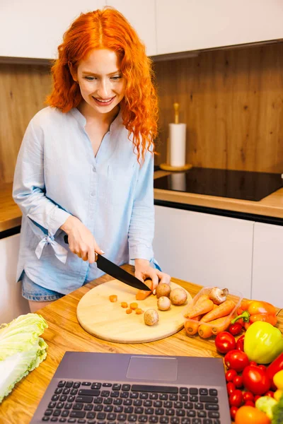Krásná Mladá Žena Připravuje Zeleninový Salát Kuchyni Zdravé Jídlo Veganský — Stock fotografie