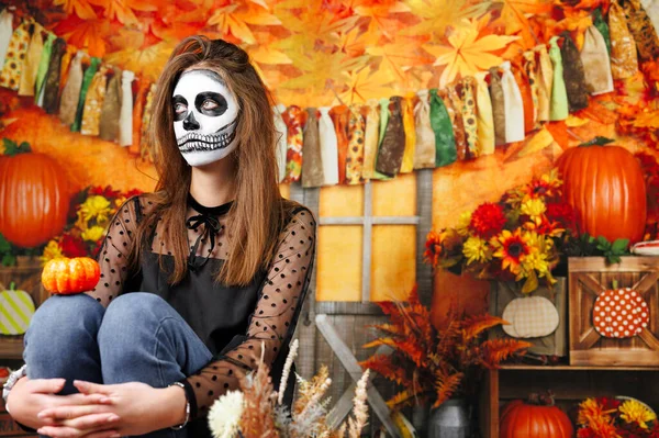 Naturaleza Muerta Rústica Halloween Con Una Muñeca Payaso Vieja Sentada — Foto de Stock