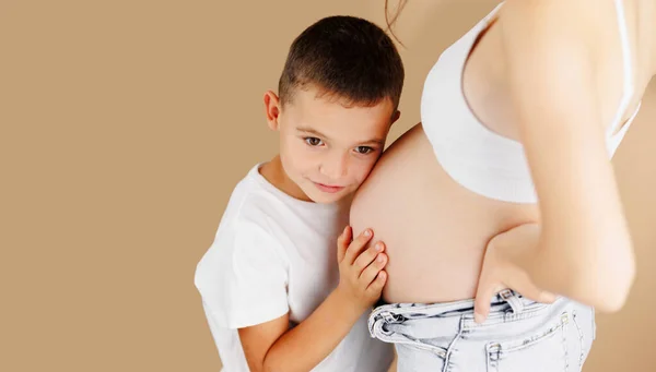 Retrato Madre Embarazada Feliz Hijo Niño Abraza Vientre Grande Una — Foto de Stock