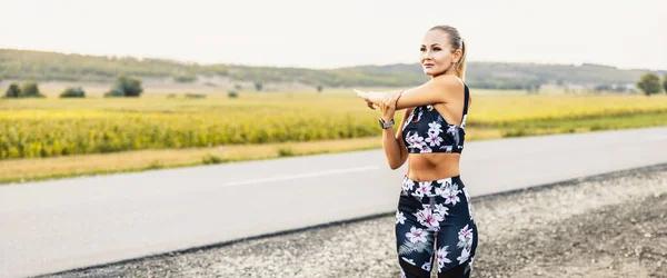 Chica Delgada Jugar Yoga Césped Parque Relajarse Naturaleza Las Niñas —  Fotos de Stock
