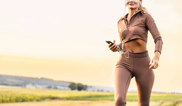 Concepto Fitness Deporte Estilo Vida Saludable Mujer Sonriente Con Auriculares —  Fotos de Stock