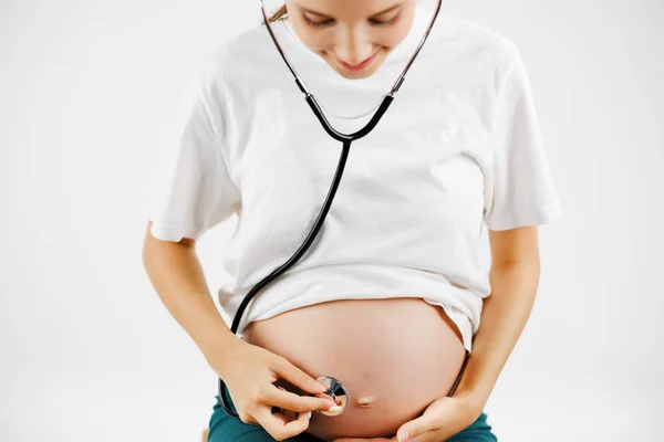 Hermosa Mujer Embarazada Con Camisa Blanca Escuchando Través Estetoscopio Que — Foto de Stock
