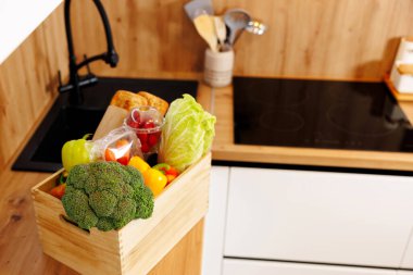 Taze organik sebzeler ve sebzeler Coronavirus Covid-19 salgını sırasında güvenli bir şekilde teslim ediliyor. Evin girişinde solda market teslimatı yapan bir kutu. Yüksek kalite fotoğraf