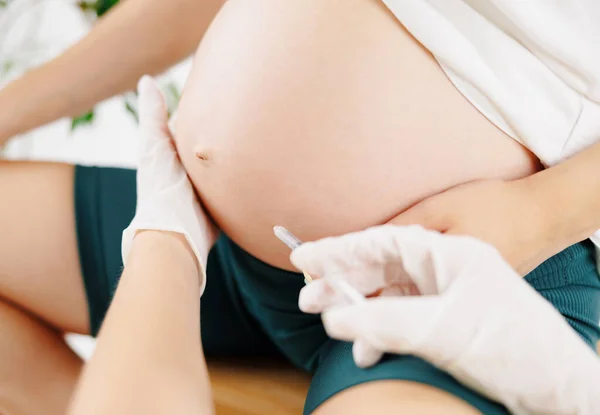 Diabetes Del Embarazo Pluma Insulina Mujer Embarazada Con Jeringa Foto — Foto de Stock