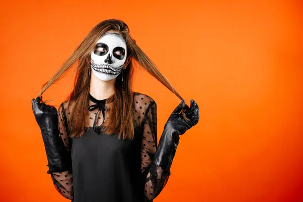 Visage Féminin Effrayant Avec Horreur Halloween Grimm Fond Orange Photo — Photo