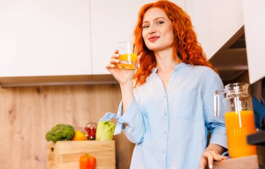 Evde beslenme uzmanıyım. Doktor, masadaki diyet planını ve sebzeleri düşün. Spor eğitmeni. Yaşam tarzı. Yüksek kalite fotoğraf