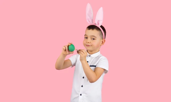 Förtjusande Glad Liten Pojke Vit Shirt Bär Kaninöron Huvudet Med — Stockfoto